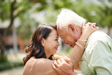 快乐的高级人微笑图片