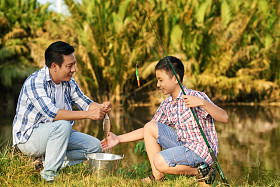 男人和男孩兴奋与抓住图片
