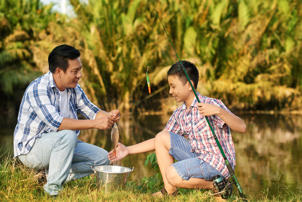 男人和男孩兴奋与抓住图片