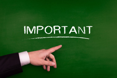 指著黑板上的商人圖片