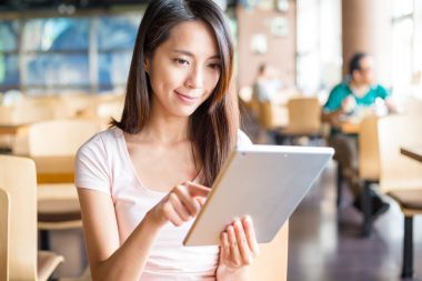 使用数字 tablet pc 的女人