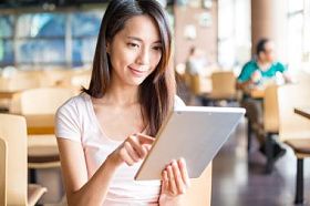 使用数字 tablet pc 的女人