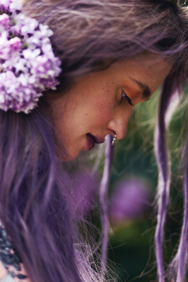 紫色的頭發(fā)和淡紫色的花的女人