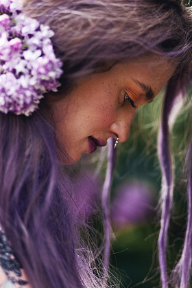 紫色的头发和淡紫色的花的女人