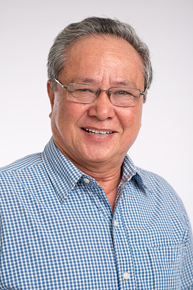 微笑眼镜的成熟男人图片