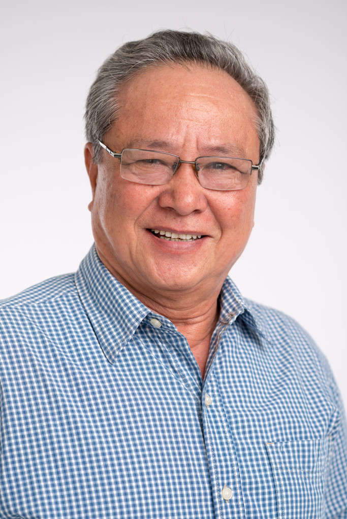 微笑眼镜的成熟男人图片