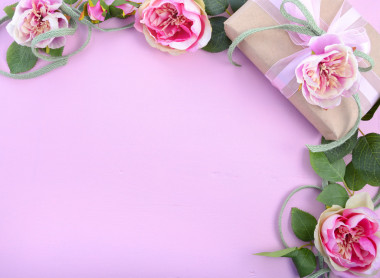 禮物和絲綢玫瑰女性背景