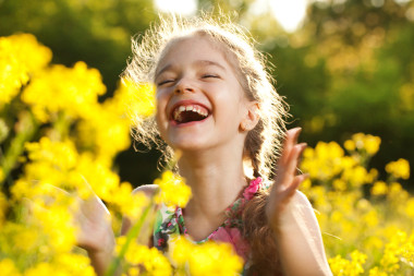 迷人性格開朗的女孩