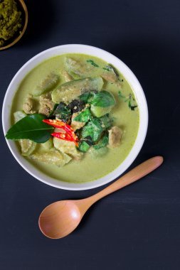 泰国京都绿咖喱在黑色背景上图片