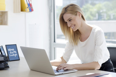 女美丽的年轻商人，在办公室图片