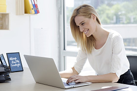 女美丽的年轻商人，在办公室图片