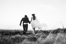 新婚夫妇在晚上图片