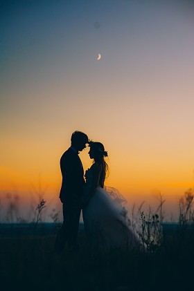 新婚夫妇在晚上