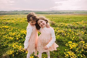 小小的孪生姐妹图片
