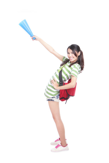 年轻的女孩显示副本空间与光面