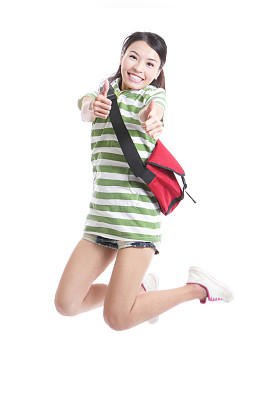 女学生跳和良好的手势图片
