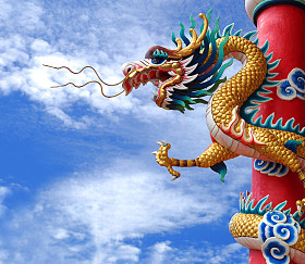 中国风格龙雕像在寺