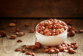 在白瓷碗去皮的花生米