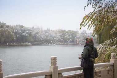 寒冷的场景的颤抖在暴风雪中的男人