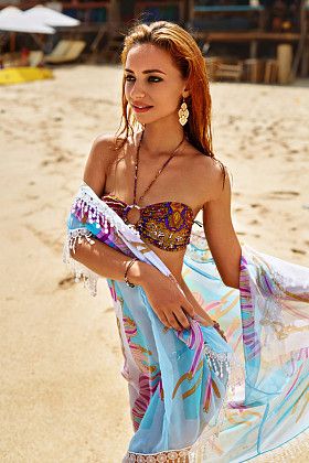 夏天女孩与性感的身材的比基尼身体躺在海滩上