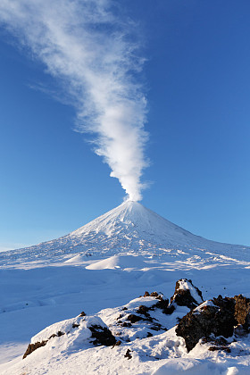 火山喷发 Klyuchevskoy 火山-活跃的火山，在堪察加半岛