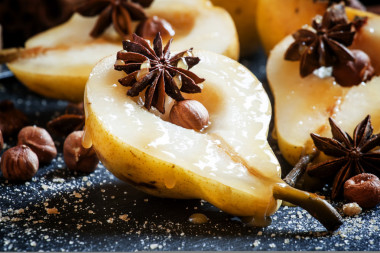 以蜂蜜、 香料和堅果成熟多汁梨