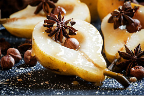 以蜂蜜、 香料和坚果成熟多汁梨