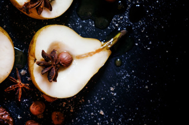 帶蜂蜜和香料的黃色梨