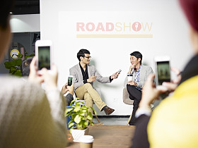在路演期间接受采访的年轻亚洲企业家