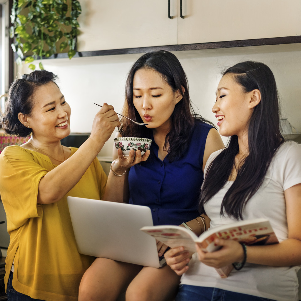  母亲和可爱的女儿图片