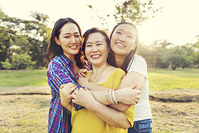  母亲和可爱的女儿