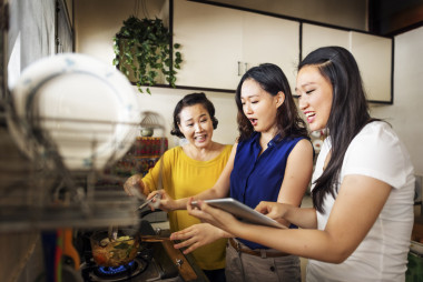  母親和可愛的女兒