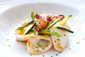 关闭的烤鱿鱼.照片