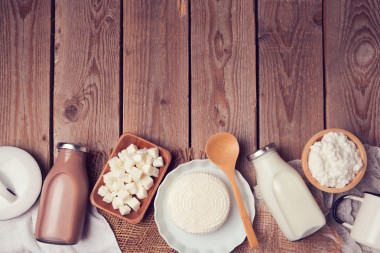 牛奶和奶酪的木制背景图片