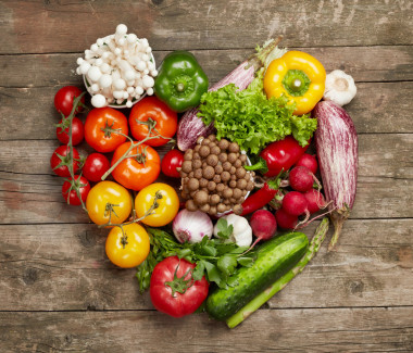 木桌上的菜心圖片