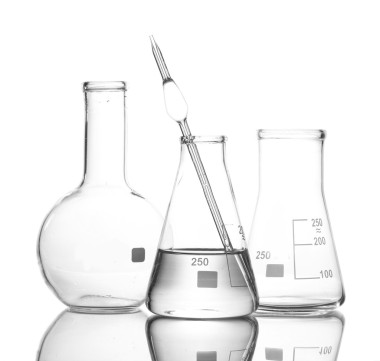 水和兩個空瓶用反射上白色隔離帶一瓶