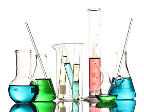 不同实验室玻璃器皿与颜色液体和孤立在白色的反射