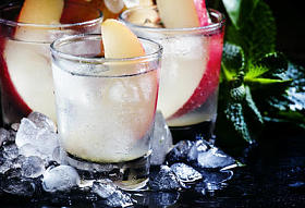 含酒精的鸡尾酒，用梨、 伏特加酒、 雪碧、 碎的冰和青柠