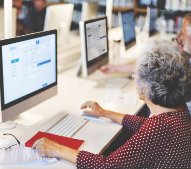 高级的女人和男人使用计算机图片