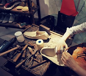工匠制作豪华手工鞋图片