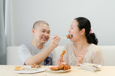 恩愛的情侶，在家里吃炸雞.圖片