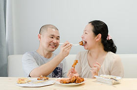 恩爱的情侣，在家里吃炸鸡.图片