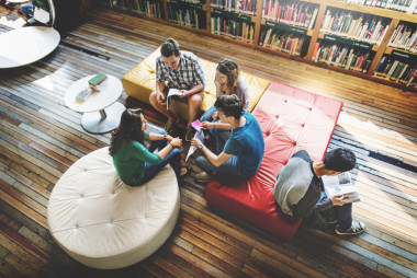 學(xué)生討論書圖片