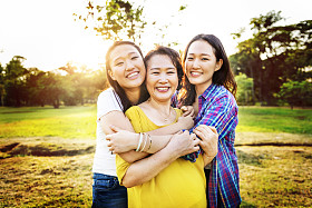  母亲和可爱的女儿