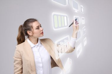 高科技的現(xiàn)代多媒體按鈕類型按虛擬背景的女人