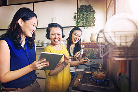  母亲和可爱的女儿