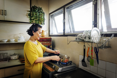 女人獨(dú)自一人在廚房圖片