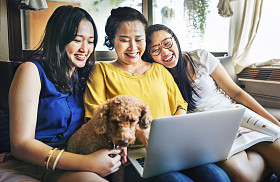  母亲和可爱的女儿