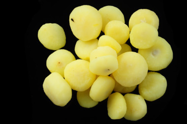 在黑色背景上皮荸薺圖片