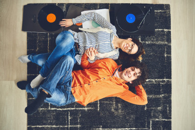 快樂的年輕夫妻，聽聽音樂